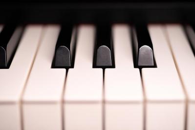 50代のお悩み「半音高く聞こえます」耳鼻咽喉科医がアドバイス　かぜが治ったあと「耳に膜が張ったみたい」な不快には？