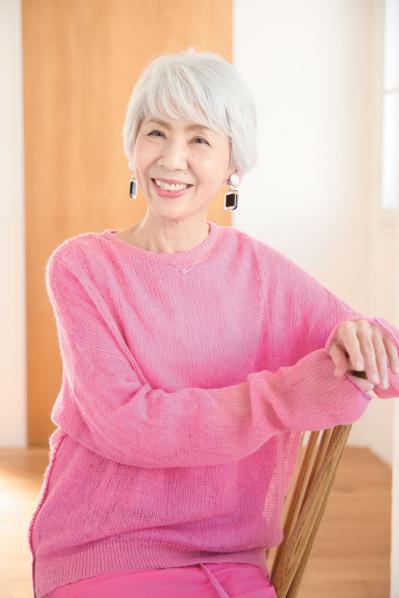 68歳、元・美容師に聞いた【グレイヘア】への移行期の乗り越え方・おすすめのヘアケアアイテムも！（サムネイル画像2）