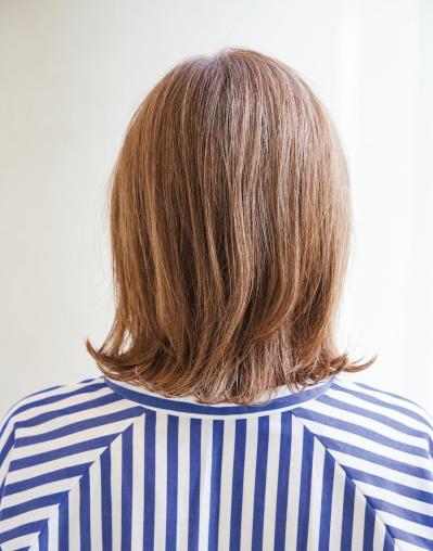 【60代からのミディアムヘア】ZACC・高橋和義さんの提案｜首元のくびれと毛先のハネで若々しく変身！（サムネイル画像6）