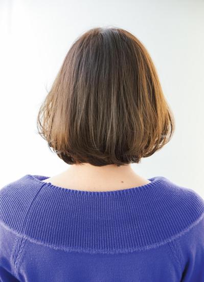 【50代におすすめのミディアムボブ】脱・ぺたんこがかなう！2025年最旬ヘアスタイル2選（サムネイル画像4）