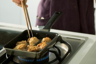 洗い物も激減！人気料理研究家・藤井恵さんの「卵焼き器」ひとつで作れる【から揚げ弁当】レシピ（サムネイル画像10）