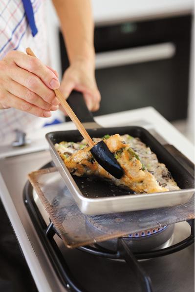 洗い物も激減！人気料理研究家・藤井恵さんの「卵焼き器」ひとつで作れる【から揚げ弁当】レシピ（サムネイル画像6）