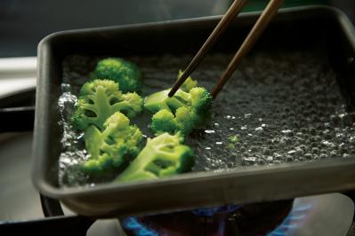 洗い物も激減！人気料理研究家・藤井恵さんの「卵焼き器」ひとつで作れる【から揚げ弁当】レシピ（サムネイル画像8）