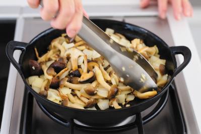 これさえあれば餃子もオムレツもプロの味！人気料理研究家・藤井恵さん愛用の【浅めの鉄鍋】とは？（サムネイル画像9）