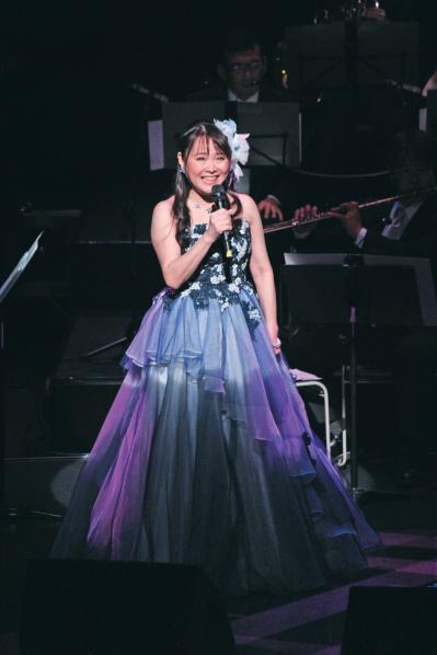 デビュー40周年コンサート当日に脳出血で倒れるも、車椅子でステージに復帰。歌手【井上あずみさん】（サムネイル画像3）