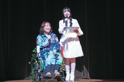 デビュー40周年コンサート当日に脳出血で倒れるも、車椅子でステージに復帰。歌手【井上あずみさん】（サムネイル画像）