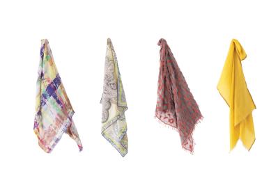 シンプルな服に華を添えてくれる【ストール＆スカーフ】4選。寒暖差の調整にもお役立ち