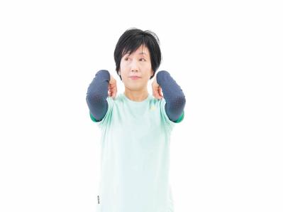 【デューク更家式】上・中半身の“ぴんしゃん”元気体操｜全身の可動域が広がり、いつもの行動が運動に変わる！（サムネイル画像9）