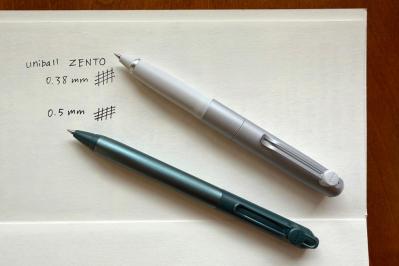 品切れになるほど人気のボールペン【uniball ZENTO（ユニボール ゼント）】は、濃い色とやわらかな筆感が印象的（サムネイル画像2）