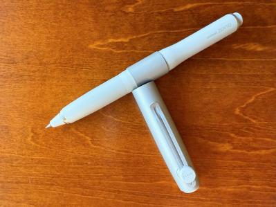 品切れになるほど人気のボールペン【uniball ZENTO（ユニボール ゼント）】は、濃い色とやわらかな筆感が印象的（サムネイル画像4）