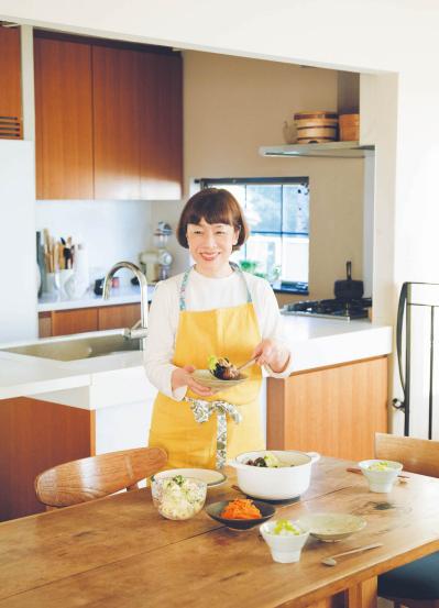 うまみたっぷり！作りおきできる【ゆで鶏】をフル活用した昼ごはん献立｜人気料理家【飛田和緒さん】の食卓を拝見（サムネイル画像2）