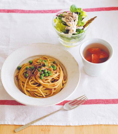 うまみたっぷり！作りおきできる【ゆで鶏】をフル活用した昼ごはん献立｜人気料理家【飛田和緒さん】の食卓を拝見（サムネイル画像3）