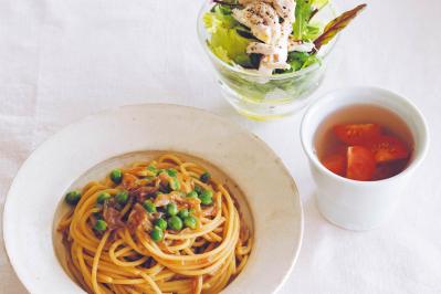 うまみたっぷり！作りおきできる【ゆで鶏】をフル活用した昼ごはん献立｜人気料理家【飛田和緒さん】の食卓を拝見