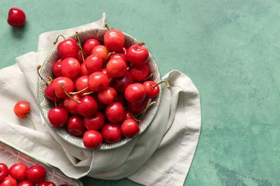 太宰治の『桜桃』あらすじ紹介。親、夫婦、子供たち。愛するがゆえの葛藤や自己嫌悪を描くドラマ