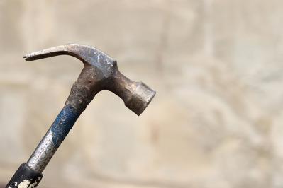 太宰治の『トカトントン』あらすじ紹介。幻聴に支配されながらも揺れる心の深淵と悩みの手紙