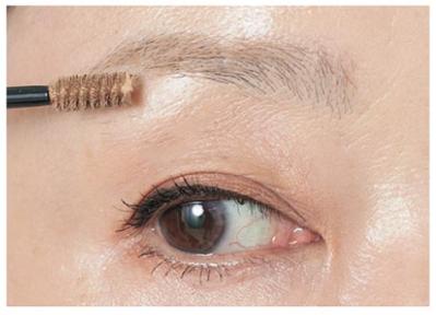 「その眉の描き方は古いです」50代以上の眉の描き方を、奇跡の68歳・天野佳代子さんが伝授（サムネイル画像7）