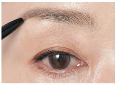 「その眉の描き方は古いです」50代以上の眉の描き方を、奇跡の68歳・天野佳代子さんが伝授（サムネイル画像9）