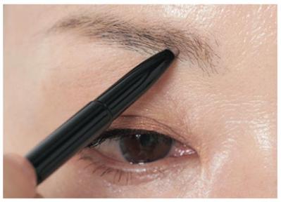 「その眉の描き方は古いです」50代以上の眉の描き方を、奇跡の68歳・天野佳代子さんが伝授（サムネイル画像8）