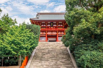 太宰治の『右大臣実朝』あらすじ紹介。若き将軍、右大臣実朝と悲劇的な運命―彼の実像に迫る        