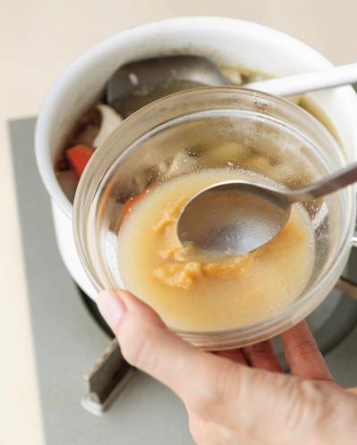 奇跡のアラ還！君島十和子さんの美しさを支える「腸活レシピ」。人気No.1【白みその腸活ポトフ】は野菜の切り方にコツが！（サムネイル画像4）