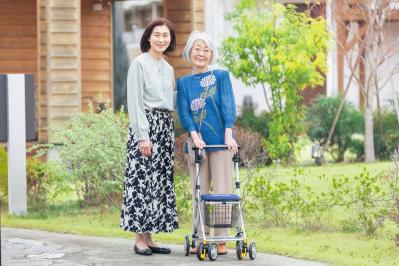 行動の幅が広がる【シルバーカー】とは？ 読者モデルが母にプレゼントした1台はコレ！