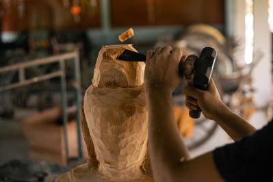 幸田露伴の『風流仏』あらすじ紹介。芸術と愛の葛藤！仏師と花漬け売りの娘の恋は？