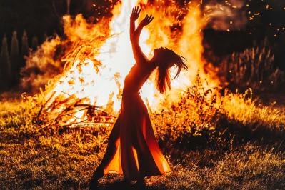 与謝野晶子の『みだれ髪』あらすじ紹介。自らの恋愛体験と感情を記した短歌の世界