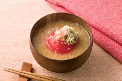 暑い季節には冷たい汁も◎マルコメ社員発【夏のみそ汁】2選。「なす×かつお節」「丸ごとトマト」