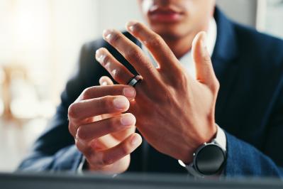 林芙美子の『あひびき』あらすじ紹介。「私」と外科医のW不倫。宿した命とどう向き合う？