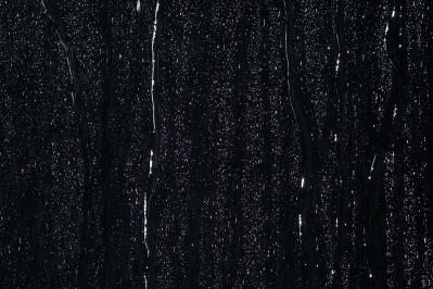 樋口一葉の『雨の夜』あらすじ紹介。雨音を背景に親の背中に感じる孤独感を描く