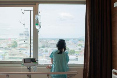 山川方夫の『暑くない夏』あらすじ紹介。全身の感覚を失った彼女に問いかける男性の言葉