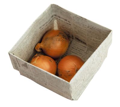 【近藤典子さん】おすすめ！ 新聞紙で簡単にできて使い勝手◎の「二重底の新聞BOX」の作り方（サムネイル画像16）