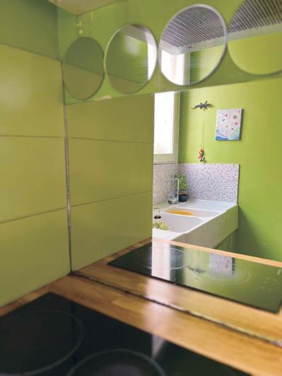 パリ在住歴29年【永末亜子さん】のキッチンはこんなに小さいのにおしゃれ！ 狭さを感じさせない「2つの工夫」とは？（サムネイル画像5）