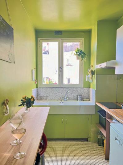 パリ在住歴29年【永末亜子さん】のキッチンはこんなに小さいのにおしゃれ！ 狭さを感じさせない「2つの工夫」とは？（サムネイル画像2）