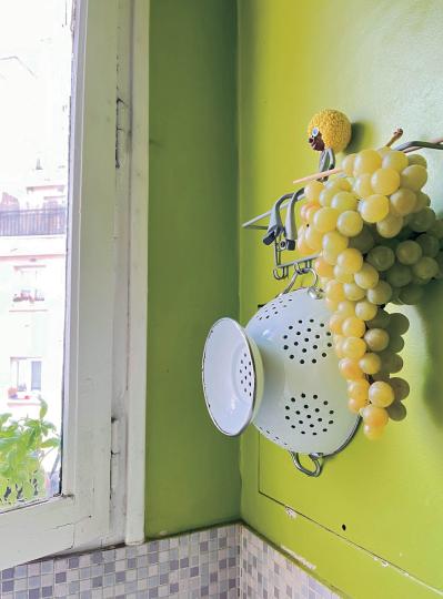 パリ在住歴29年【永末亜子さん】のキッチンはこんなに小さいのにおしゃれ！ 狭さを感じさせない「2つの工夫」とは？（サムネイル画像4）