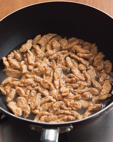 大豆ミート、これならいける！初めてでもおいしく作れる【大豆ミートのしょうが焼き】レシピ（サムネイル画像3）
