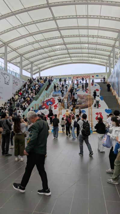 50代 大阪万博体験記｜紙のマップは必要？ランチタイムは？支払い方法のアドバイスも！「大屋根リングに早く上がりたいけどちょっと待って…」（サムネイル画像2）