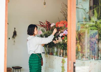 【フラワーアレンジメント】切り花を長く楽しむための「飾り方・花器を置く場所」をプロがレクチャー！（サムネイル画像2）