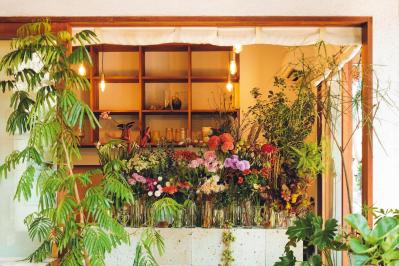 花のもちが格段に変わるひと手間【フラワーアレンジメント】プロは「すぐ水につけない」！？