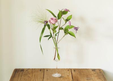 【フラワーアレンジメント】切り花を長く楽しむための「飾り方・花器を置く場所」をプロがレクチャー！（サムネイル画像4）
