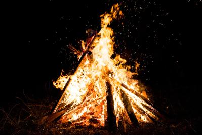 吉川英治の『篝火の女』あらすじ紹介。戦乱の世で、宿敵の家臣と恋仲になってしまった武家の娘。さらなる三角関係の結末は!?