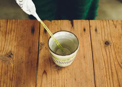 花のもちが格段に変わるひと手間【フラワーアレンジメント】プロは「すぐ水につけない」！？（サムネイル画像7）