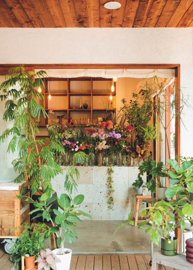 花のもちが格段に変わるひと手間【フラワーアレンジメント】プロは「すぐ水につけない」！？（サムネイル画像3）