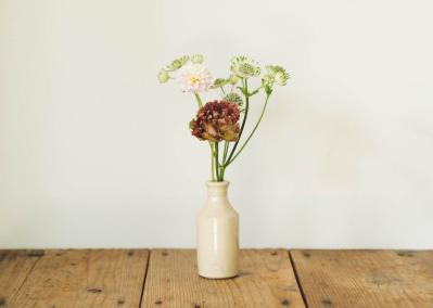 【フラワーアレンジメント】切り花を長く楽しむための「飾り方・花器を置く場所」をプロがレクチャー！（サムネイル画像3）