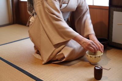 山本周五郎の『あだこ』あらすじ紹介。失われた人の信頼を取り戻す物語—謎の女「あだこ」とは？