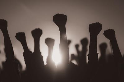 有島武郎の『宣言一つ』あらすじ紹介。第四階級が紡ぐ未来への一歩とは？