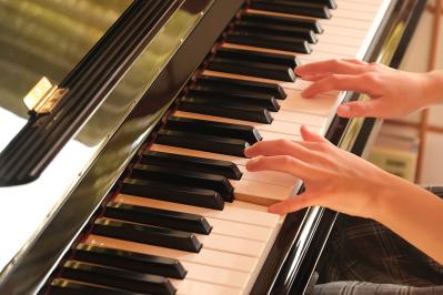 トーマス・マンの短編小説『神童』あらすじ紹介。天才少年ビビイのピアノ演奏を取り巻く人々の欲望と感動