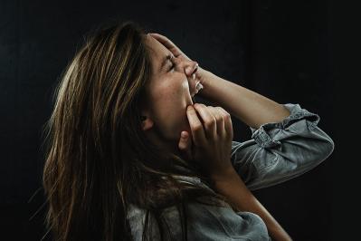 ペローの『青ひげ』あらすじ紹介。怖くて美しい童話——好奇心と運命の行方は？