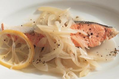 いつもの焼き鮭が激変！「鮭の冷製」がこんなに簡単だったなんて…夏バテにも効く【大人のひとりごはん】