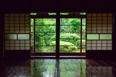 夏目漱石の『硝子戸の中』あらすじ紹介。静けさと人間ドラマが心揺らす、漱石随筆の真骨頂！